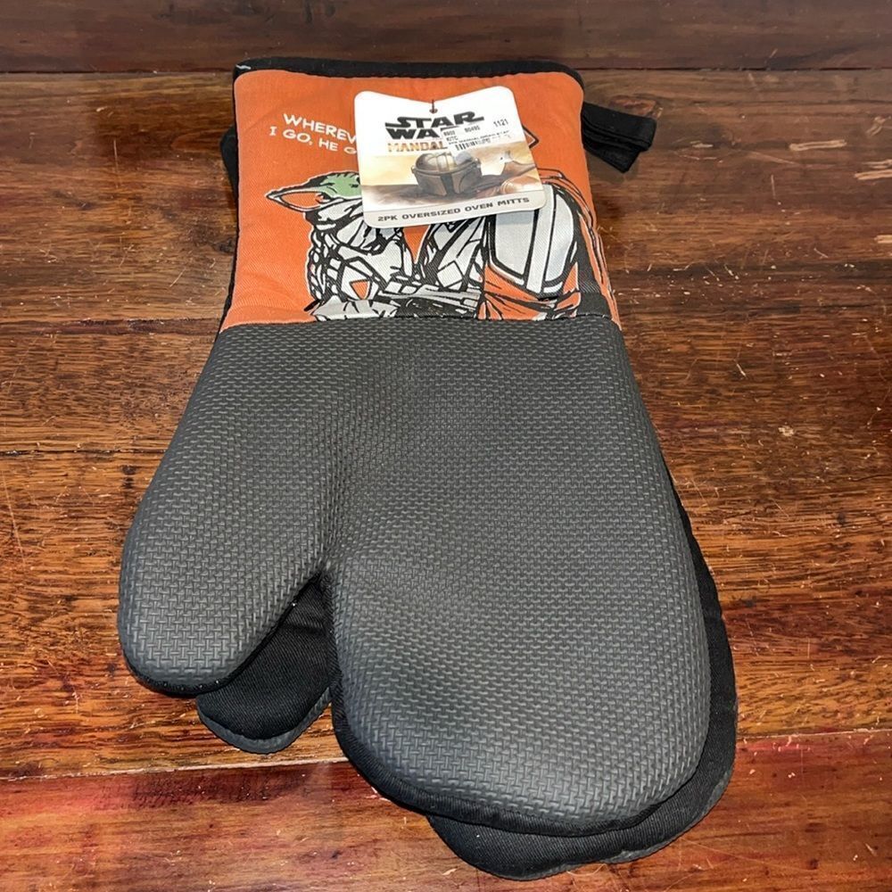 New DISNEY'S STAR WARS Mandalorian BABY YODA oversize OVEN MITTS Gloves